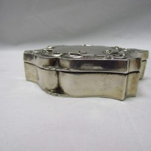 M.A. Caja para Tabaco o Rape en Plata de Ley, con escena grabada. Finales siglo XIX.