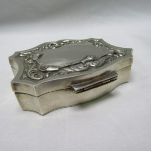 M.A. Caja para Tabaco o Rape en Plata de Ley, con escena grabada. Finales siglo XIX.