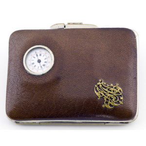 MONEDERO DE PIEL CON RELOJ, SIGLO XIX.