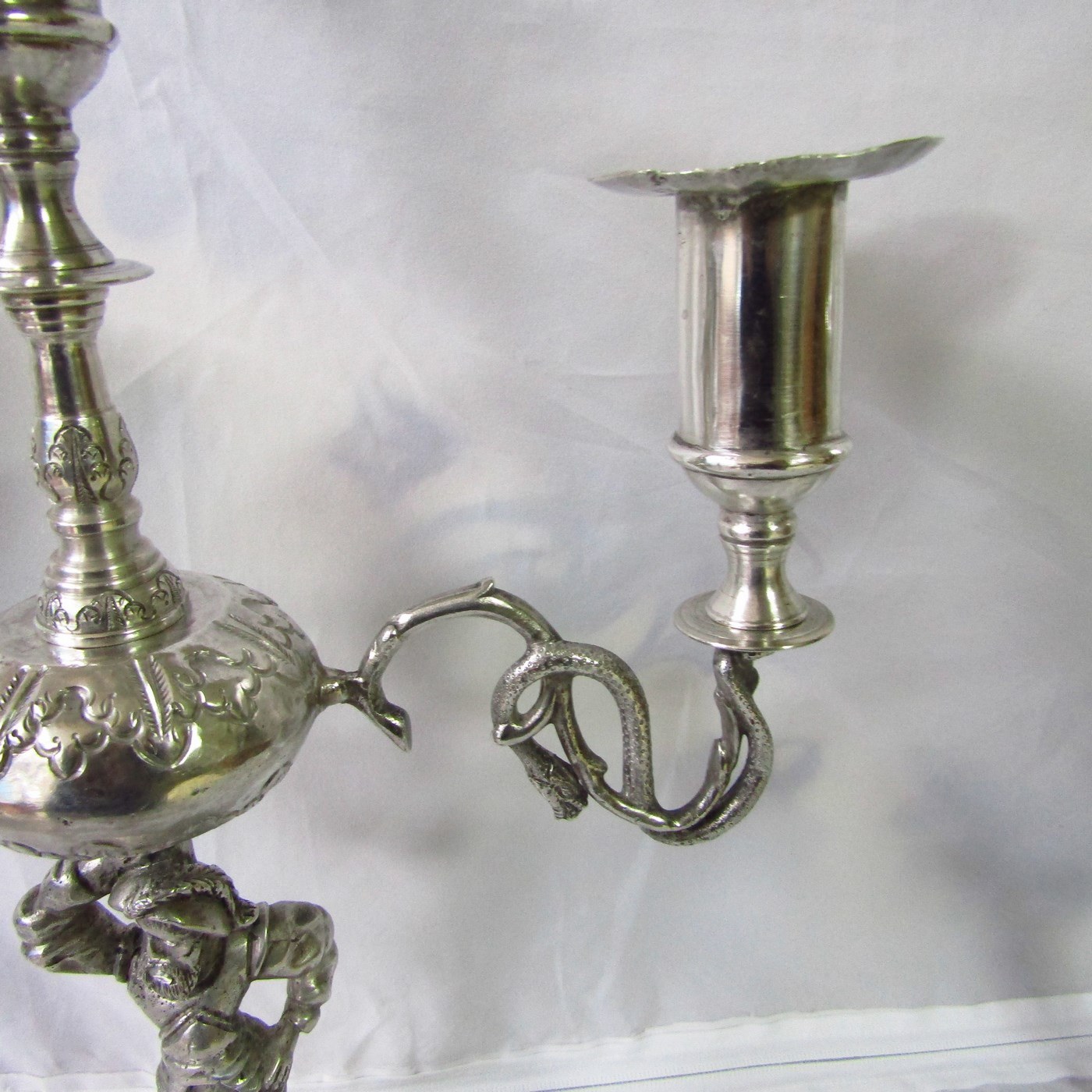 Pareja de Antiguos Candelabros de tres luces en Plata Colonial de la España Virreinal, Siglo XVII. Pareja de Antiguos Candelabros de tres luces en Plata Colonial de la España Virreinal, Siglo XVII.