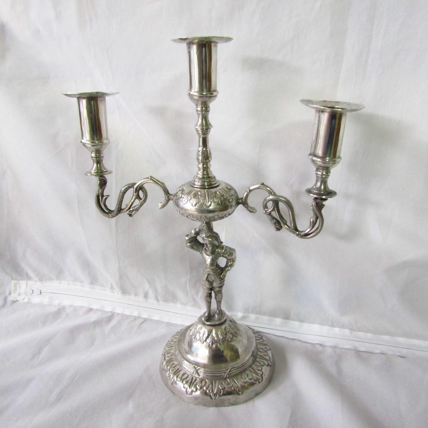 Pareja de Antiguos Candelabros de tres luces en Plata Colonial de la España Virreinal, Siglo XVII. Pareja de Antiguos Candelabros de tres luces en Plata Colonial de la España Virreinal, Siglo XVII.