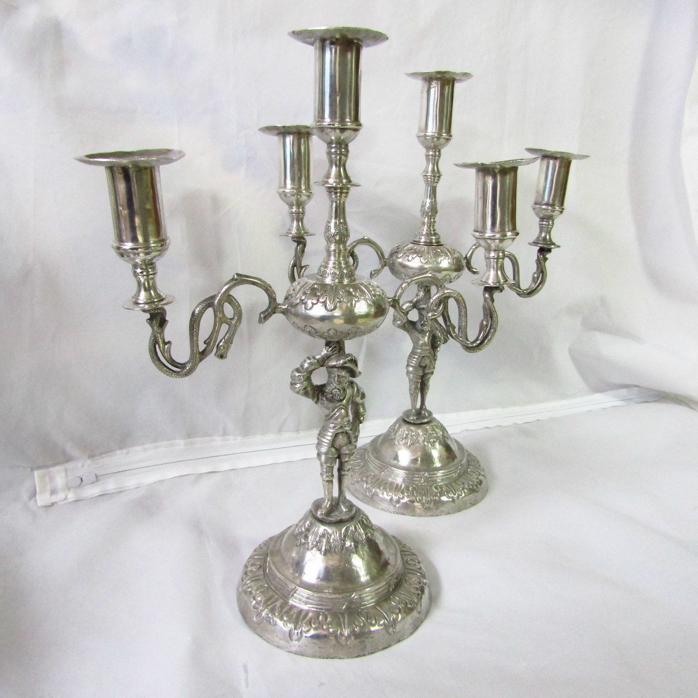 Pareja de Antiguos Candelabros de tres luces en Plata Colonial de la España Virreinal, Siglo XVII. Pareja de Antiguos Candelabros de tres luces en Plata Colonial de la España Virreinal, Siglo XVII.