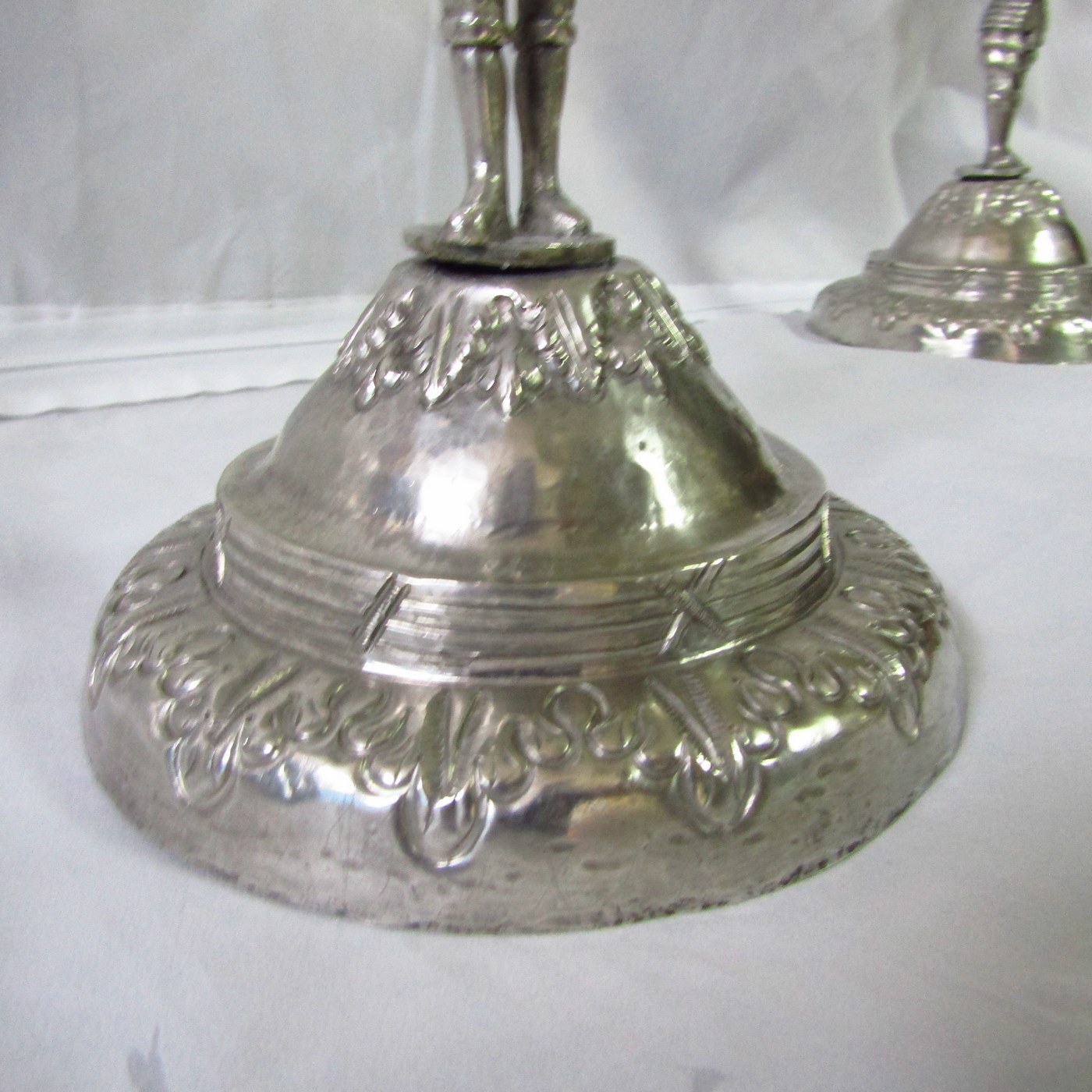 Pareja de Antiguos Candelabros de tres luces en Plata Colonial de la España Virreinal, Siglo XVII. Pareja de Antiguos Candelabros de tres luces en Plata Colonial de la España Virreinal, Siglo XVII.