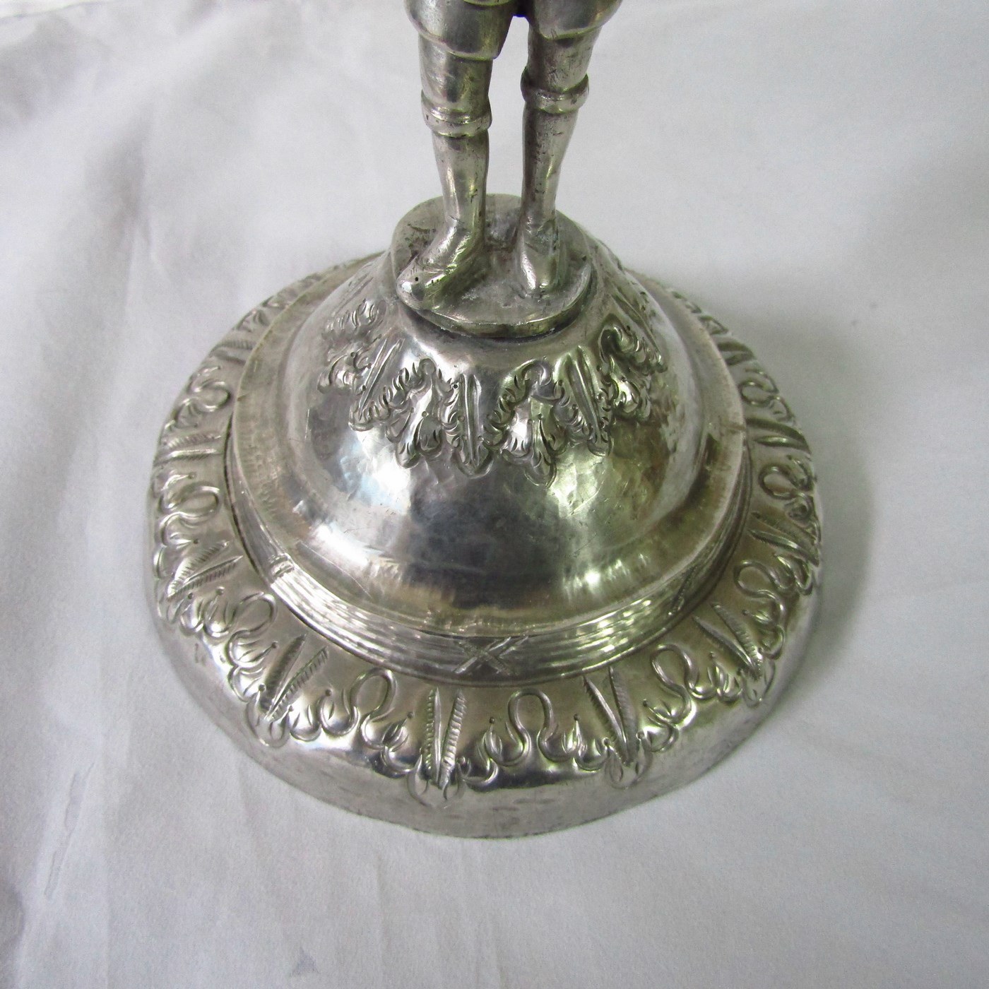 Pareja de Antiguos Candelabros de tres luces en Plata Colonial de la España Virreinal, Siglo XVII. Pareja de Antiguos Candelabros de tres luces en Plata Colonial de la España Virreinal, Siglo XVII.