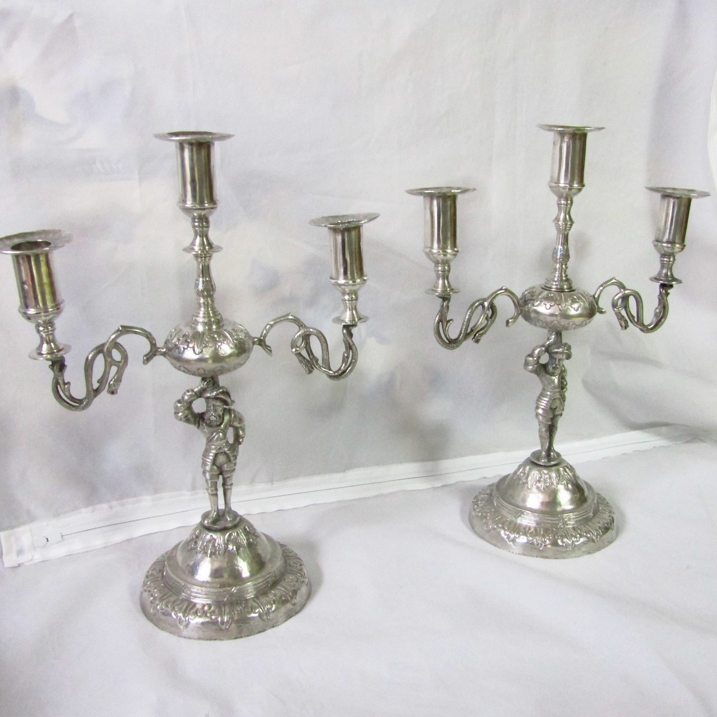 Pareja de Antiguos Candelabros de tres luces en Plata Colonial de la España Virreinal, Siglo XVII. Pareja de Antiguos Candelabros de tres luces en Plata Colonial de la España Virreinal, Siglo XVII.
