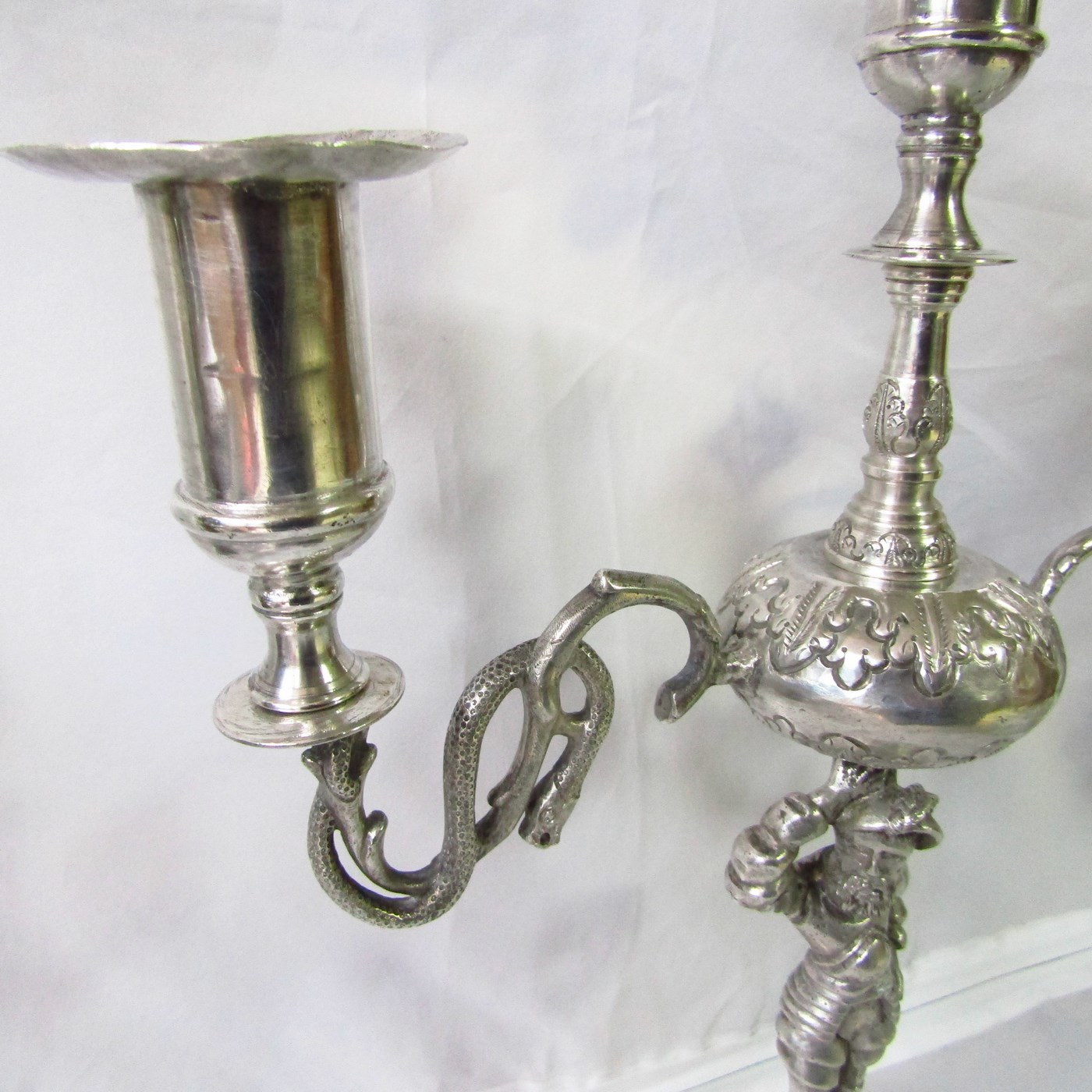 Pareja de Antiguos Candelabros de tres luces en Plata Colonial de la España Virreinal, Siglo XVII. Pareja de Antiguos Candelabros de tres luces en Plata Colonial de la España Virreinal, Siglo XVII.