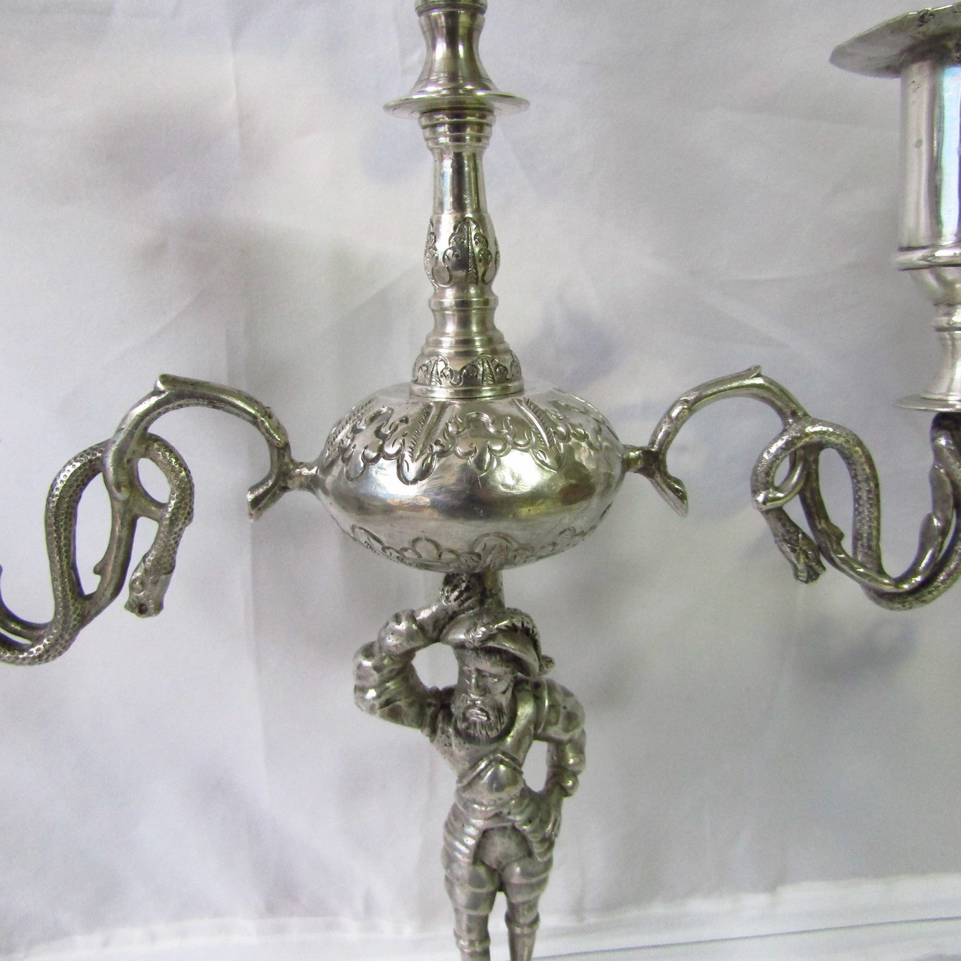 Pareja de Antiguos Candelabros de tres luces en Plata Colonial de la España Virreinal, Siglo XVII. Pareja de Antiguos Candelabros de tres luces en Plata Colonial de la España Virreinal, Siglo XVII.
