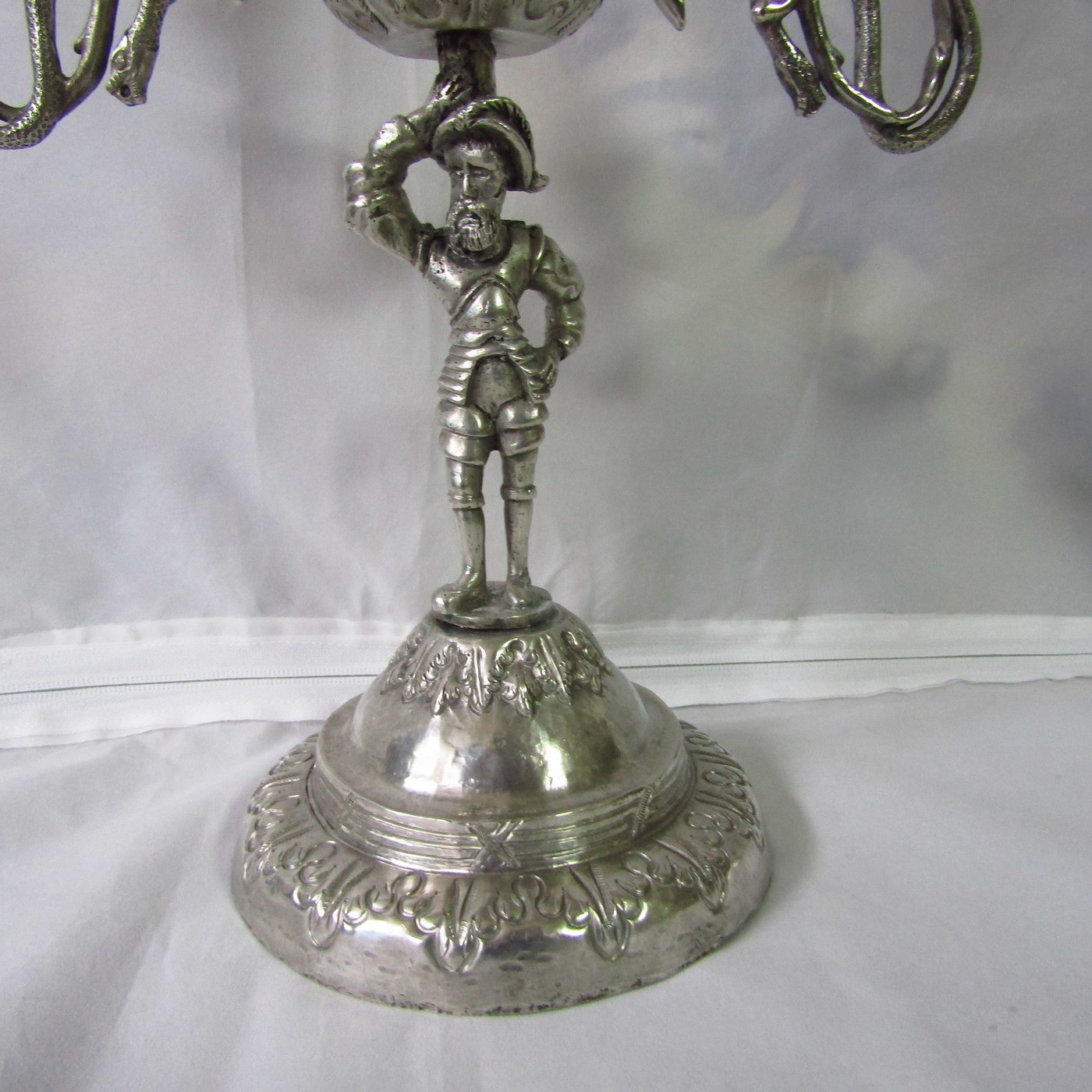 Pareja de Antiguos Candelabros de tres luces en Plata Colonial de la España Virreinal, Siglo XVII. Pareja de Antiguos Candelabros de tres luces en Plata Colonial de la España Virreinal, Siglo XVII.