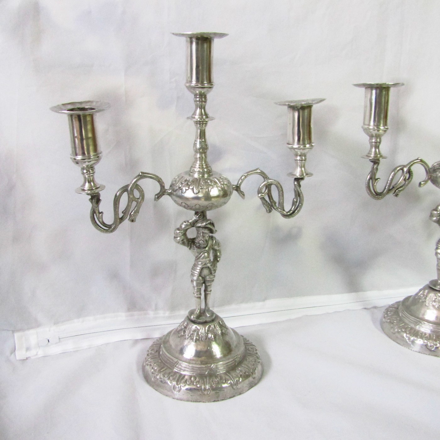 Pareja de Antiguos Candelabros de tres luces en Plata Colonial de la España Virreinal, Siglo XVII. Pareja de Antiguos Candelabros de tres luces en Plata Colonial de la España Virreinal, Siglo XVII.