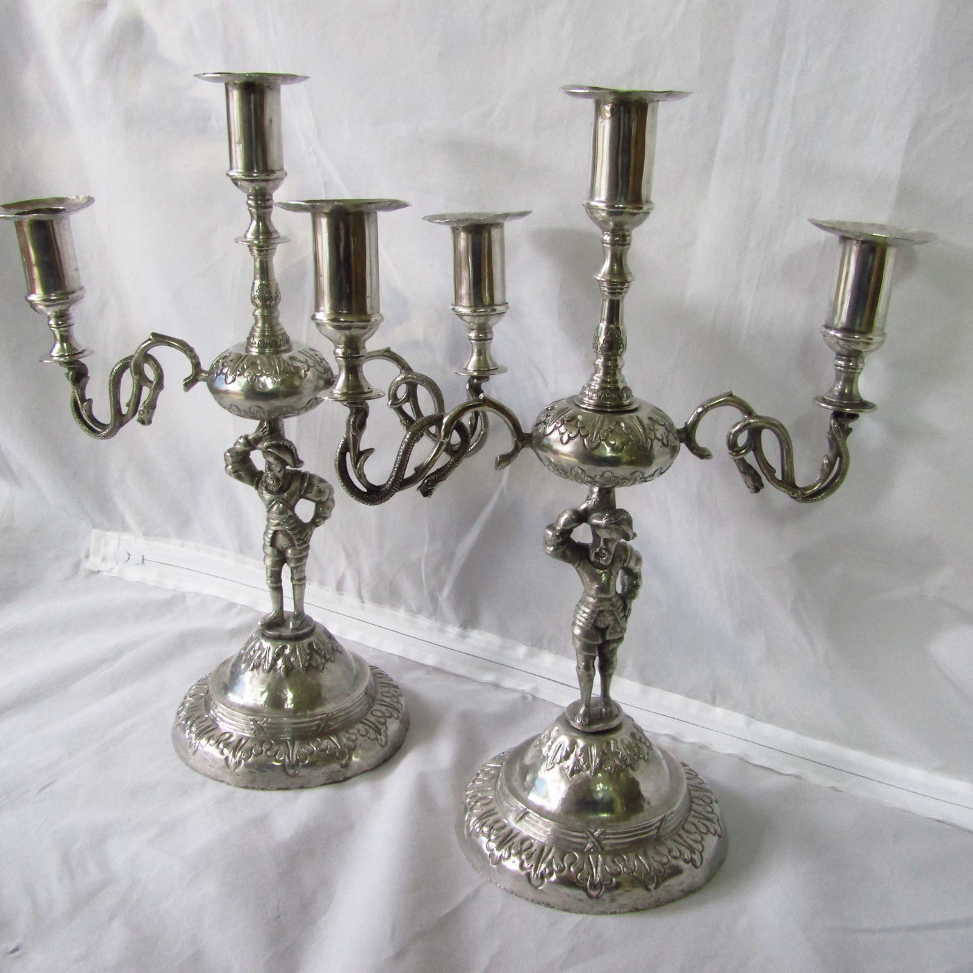 Pareja de Antiguos Candelabros de tres luces en Plata Colonial de la España Virreinal, Siglo XVII. Pareja de Antiguos Candelabros de tres luces en Plata Colonial de la España Virreinal, Siglo XVII.