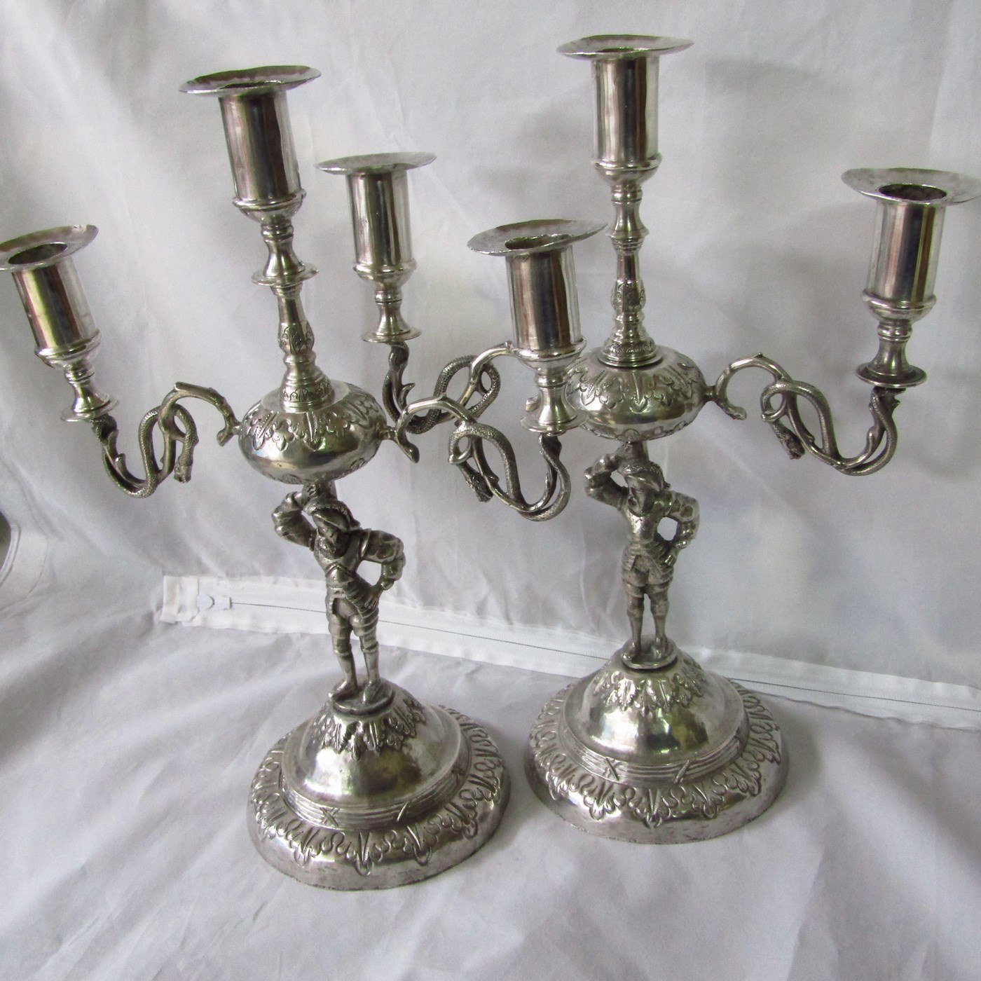 Pareja de Antiguos Candelabros de tres luces en Plata Colonial de la España Virreinal, Siglo XVII. Pareja de Antiguos Candelabros de tres luces en Plata Colonial de la España Virreinal, Siglo XVII.