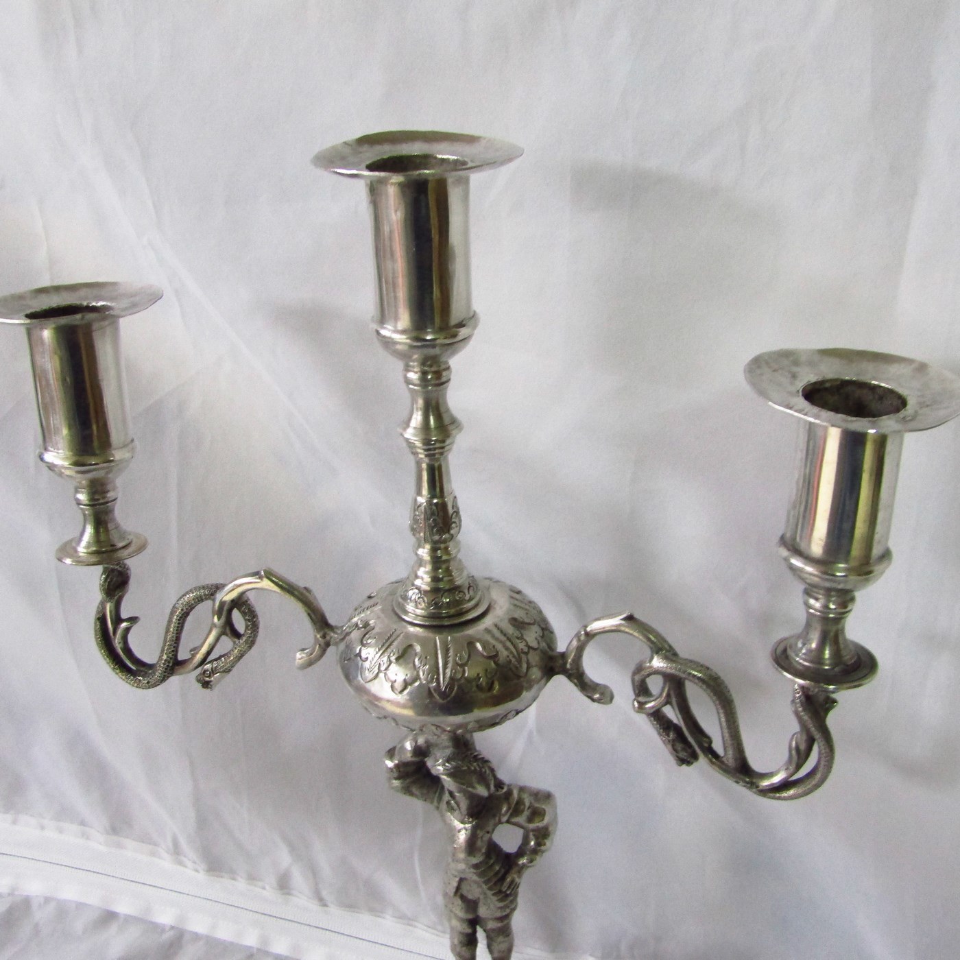 Pareja de Antiguos Candelabros de tres luces en Plata Colonial de la España Virreinal, Siglo XVII. Pareja de Antiguos Candelabros de tres luces en Plata Colonial de la España Virreinal, Siglo XVII.