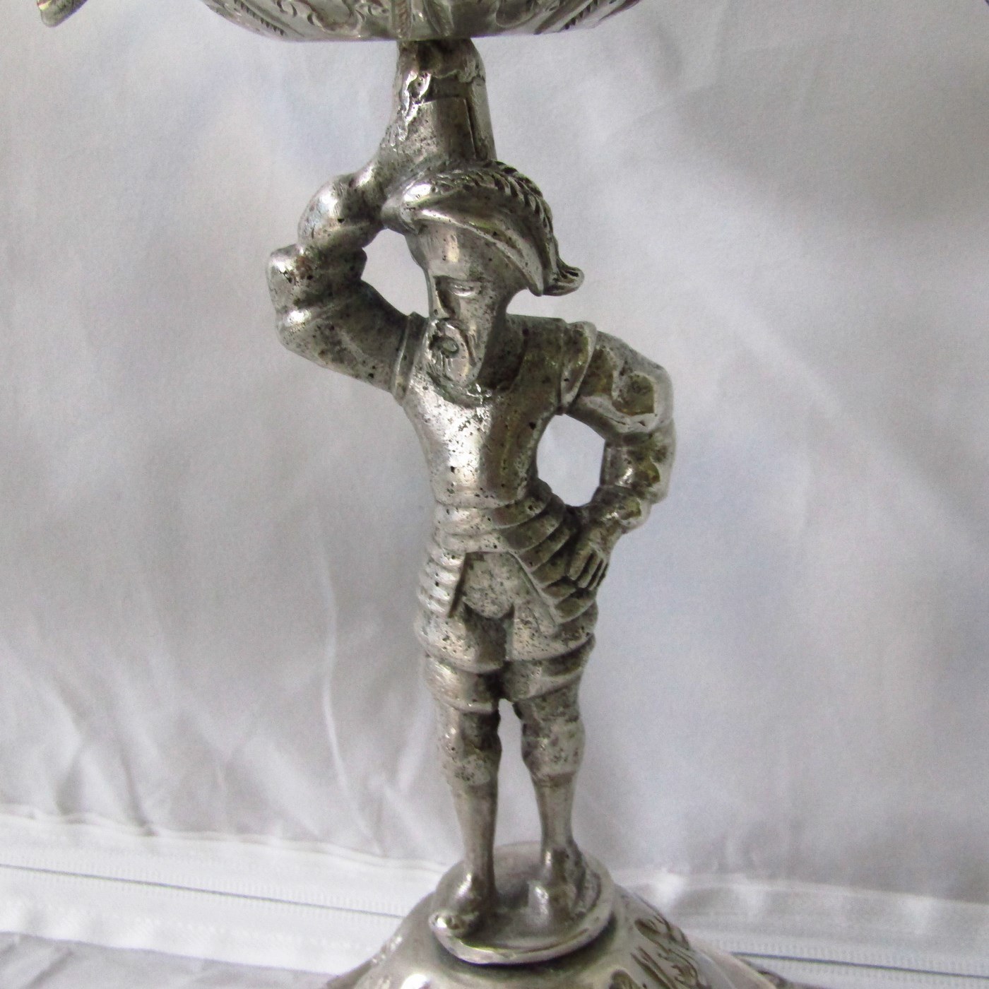 Pareja de Antiguos Candelabros de tres luces en Plata Colonial de la España Virreinal, Siglo XVII. Pareja de Antiguos Candelabros de tres luces en Plata Colonial de la España Virreinal, Siglo XVII.