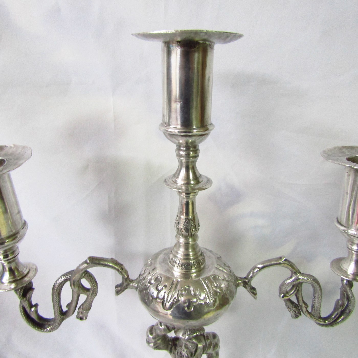 Pareja de Antiguos Candelabros de tres luces en Plata Colonial de la España Virreinal, Siglo XVII. Pareja de Antiguos Candelabros de tres luces en Plata Colonial de la España Virreinal, Siglo XVII.