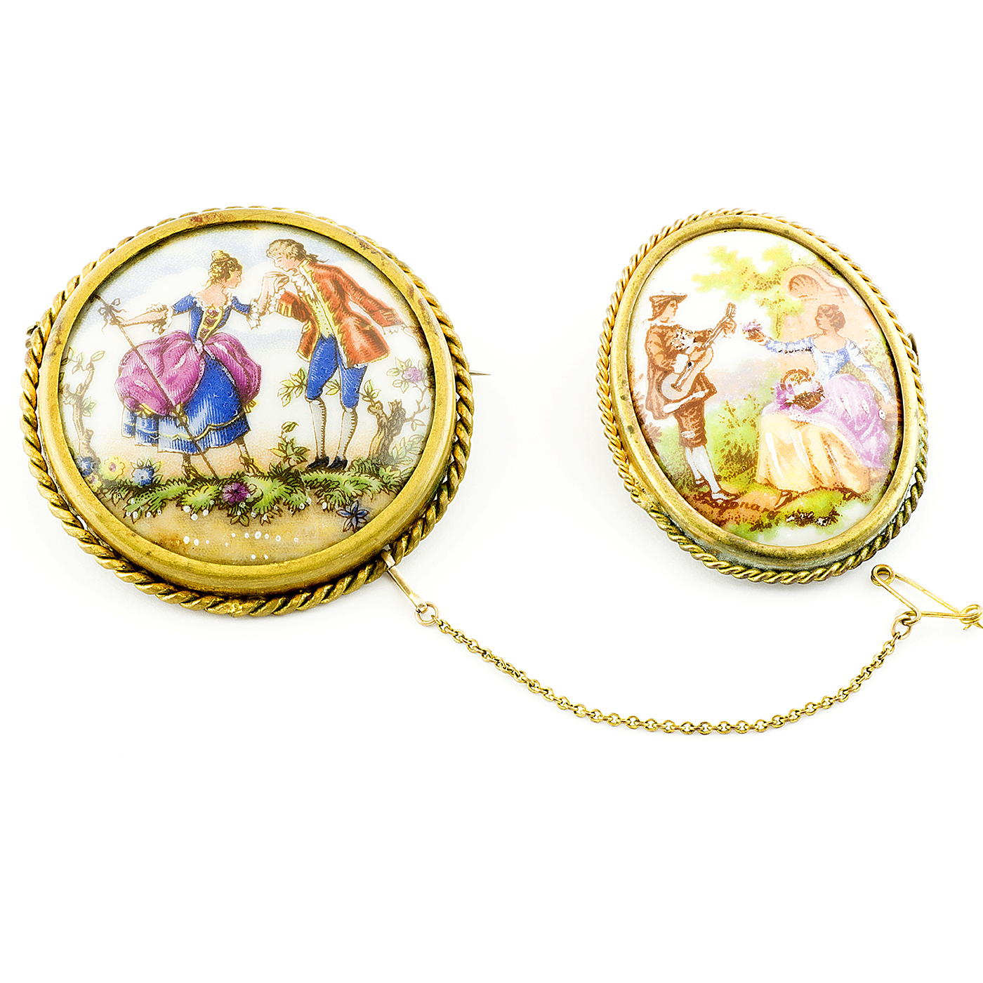 Pareja de Broches, pintados a mano, realizados en Porcelana de Limoge. Escenas Galantes. Siglo XIX.