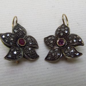 Pareja de Pendientes antiguos en Oro de 9k con rubí central y diamantes.