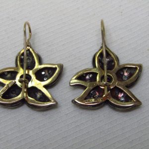 Pareja de Pendientes antiguos en Oro de 9k con rubí central y diamantes.