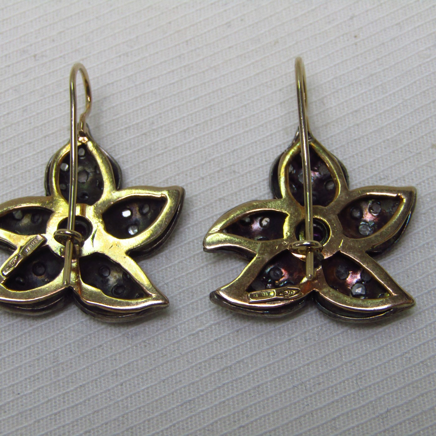 Pareja de Pendientes antiguos en Oro de 9k con rubí central y diamantes. Pareja de Pendientes antiguos en Oro de 9k con rubí central y diamantes.