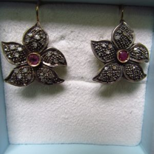 Pareja de Pendientes antiguos en Oro de 9k con rubí central y diamantes.