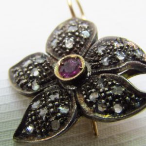 Pareja de Pendientes antiguos en Oro de 9k con rubí central y diamantes.