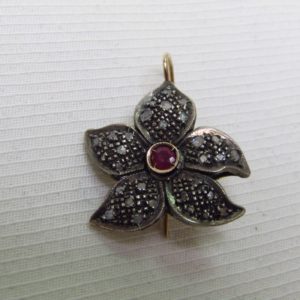 Pareja de Pendientes antiguos en Oro de 9k con rubí central y diamantes.