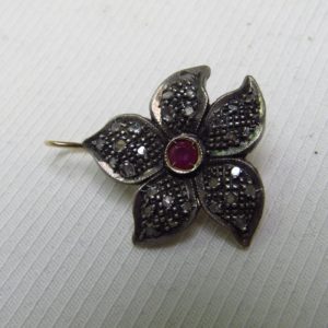 Pareja de Pendientes antiguos en Oro de 9k con rubí central y diamantes.