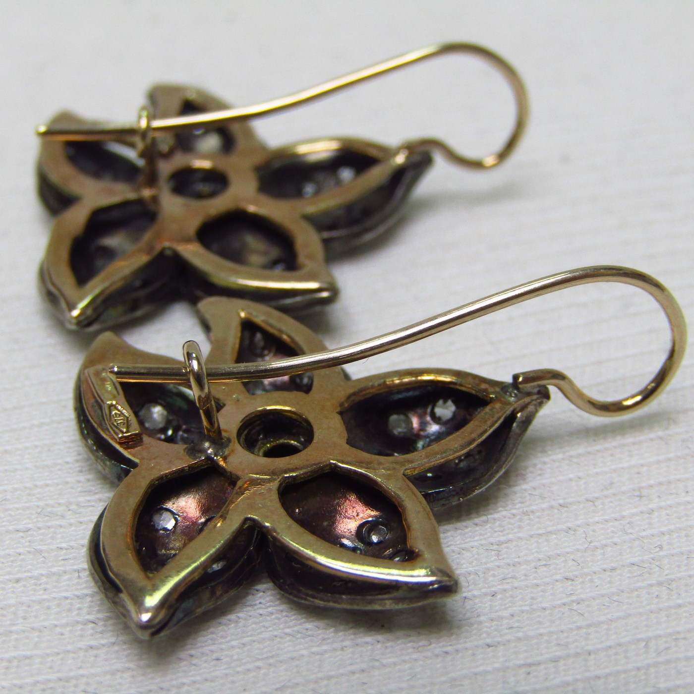 Pareja de Pendientes antiguos en Oro de 9k con rubí central y diamantes. Pareja de Pendientes antiguos en Oro de 9k con rubí central y diamantes.