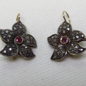 Pareja de Pendientes antiguos en Oro de 9k con rubí central y diamantes.