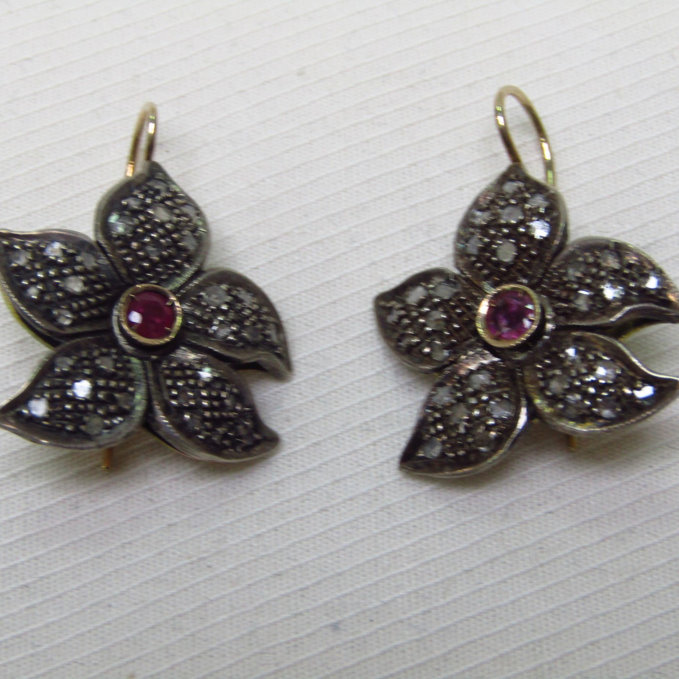 Pareja de Pendientes antiguos en Oro de 9k con rubí central y diamantes. Pareja de Pendientes antiguos en Oro de 9k con rubí central y diamantes.