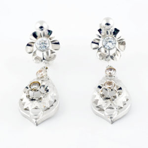 Pareja de pendientes de dos cuerpos en Oro Blanco y circonitas.