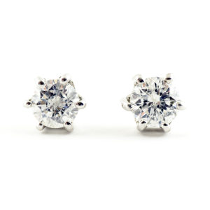Pareja de pendientes Dormilona en Oro con Diamantes Naturales Talla Brillante de 0,30 ct. cada uno. Total: 0,60 ct.