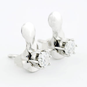 Pareja de pendientes Dormilona en Oro con Diamantes Naturales Talla Brillante de 0,30 ct. cada uno. Total: 0,60 ct.