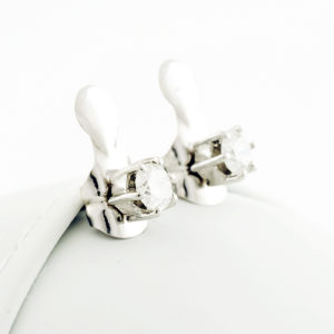 Pareja de pendientes Dormilona en Oro con Diamantes Naturales Talla Brillante de 0,30 ct. cada uno. Total: 0,60 ct.