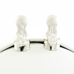 Pareja de pendientes Dormilona en Oro con Diamantes Naturales Talla Brillante de 0,30 ct. cada uno. Total: 0,60 ct.
