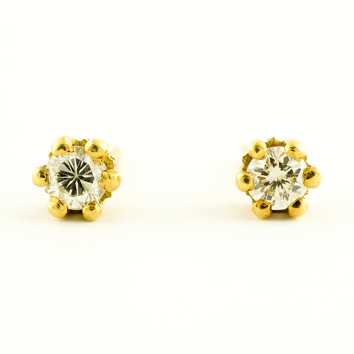 Pareja de pendientes dormilona. Oro y Diamantes talla Brillante. Pareja de pendientes dormilona. Oro y Diamantes talla Brillante.