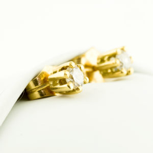 Pareja de pendientes dormilona. Oro y Diamantes talla Brillante.