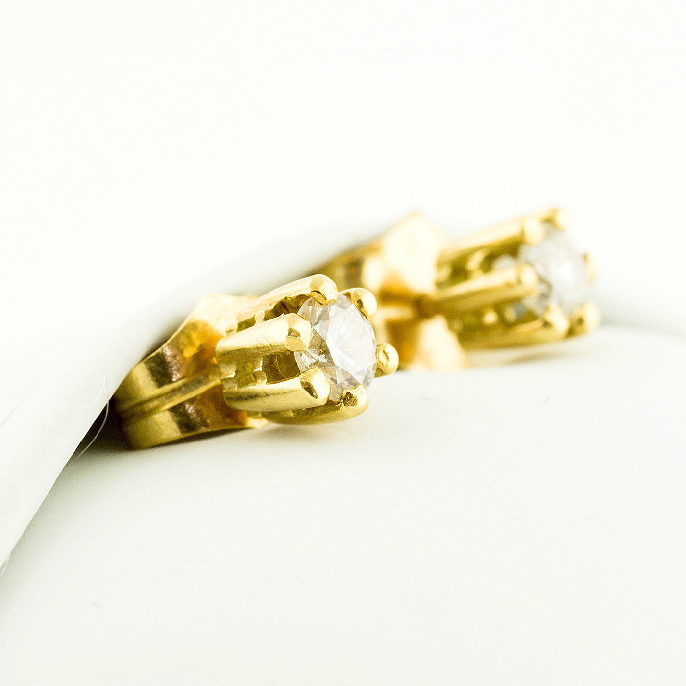 Pareja de pendientes dormilona. Oro y Diamantes talla Brillante. Pareja de pendientes dormilona. Oro y Diamantes talla Brillante.