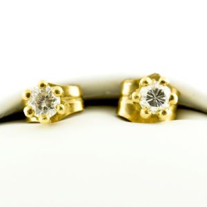 Pareja de pendientes dormilona. Oro y Diamantes talla Brillante.
