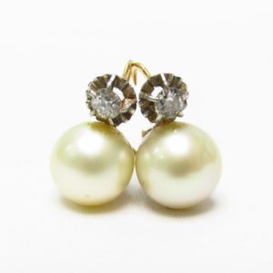 Pareja de Pendientes en Oro con Diamantes Naturales talla Brillante de 0,15 ct. cada uno y Perlas Naturales de 10mm.