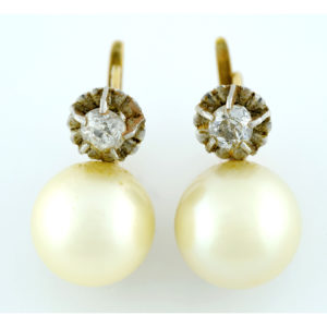 Pareja de Pendientes en Oro con Diamantes Naturales talla Brillante de 0,15 ct. cada uno y Perlas Naturales de 10mm.