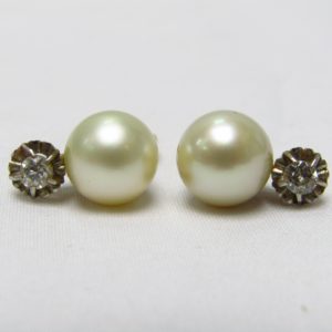 Pareja de Pendientes en Oro con Diamantes Naturales talla Brillante de 0,15 ct. cada uno y Perlas Naturales de 10mm.