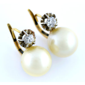 Pareja de Pendientes en Oro con Diamantes Naturales talla Brillante de 0,15 ct. cada uno y Perlas Naturales de 10mm.