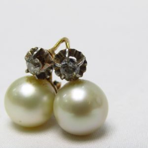 Pareja de Pendientes en Oro con Diamantes Naturales talla Brillante de 0,15 ct. cada uno y Perlas Naturales de 10mm.