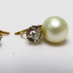 Pareja de Pendientes en Oro con Diamantes Naturales talla Brillante de 0,15 ct. cada uno y Perlas Naturales de 10mm.