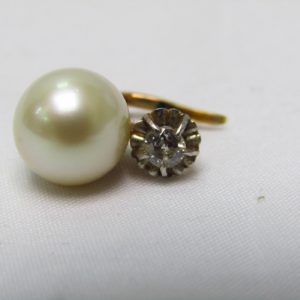 Pareja de Pendientes en Oro con Diamantes Naturales talla Brillante de 0,15 ct. cada uno y Perlas Naturales de 10mm.