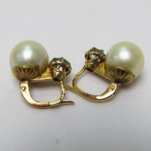 Pareja de Pendientes en Oro con Diamantes Naturales talla Brillante de 0,15 ct. cada uno y Perlas Naturales de 10mm.