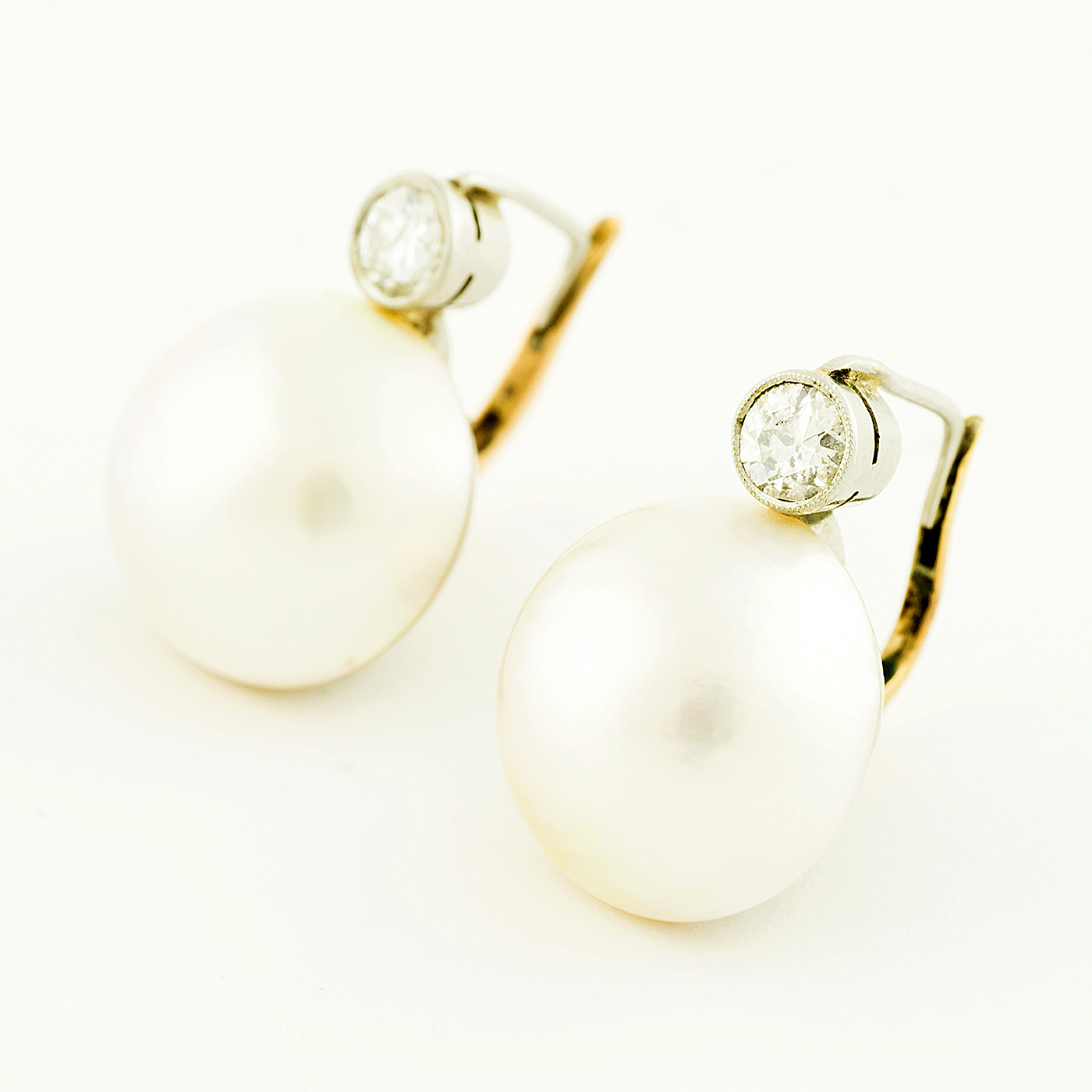 Pareja de Pendientes en Oro con Diamantes Naturales talla Brillante de 0,25 ct. cada uno y Perlas Naturales. Pareja de Pendientes en Oro con Diamantes Naturales talla Brillante de 0,25 ct. cada uno y Perlas Naturales.