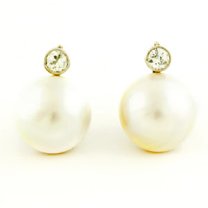 Pareja de Pendientes en Oro con Diamantes Naturales talla Brillante de 0,25 ct. cada uno y Perlas Naturales.