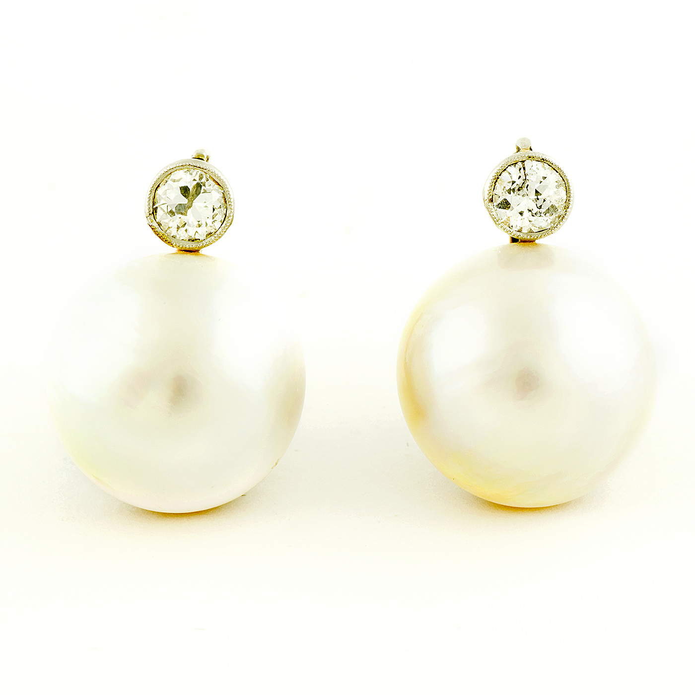 Pareja de Pendientes en Oro con Diamantes Naturales talla Brillante de 0,25 ct. cada uno y Perlas Naturales. Pareja de Pendientes en Oro con Diamantes Naturales talla Brillante de 0,25 ct. cada uno y Perlas Naturales.