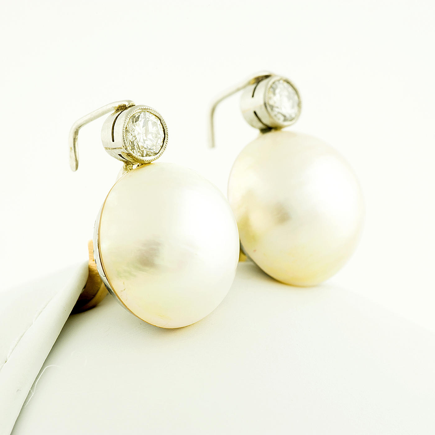 Pareja de Pendientes en Oro con Diamantes Naturales talla Brillante de 0,25 ct. cada uno y Perlas Naturales. Pareja de Pendientes en Oro con Diamantes Naturales talla Brillante de 0,25 ct. cada uno y Perlas Naturales.